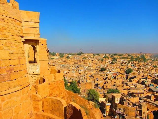 Blick vom Fort auf die goldenen Sandsteingebäude der Stadt Jaisalmer