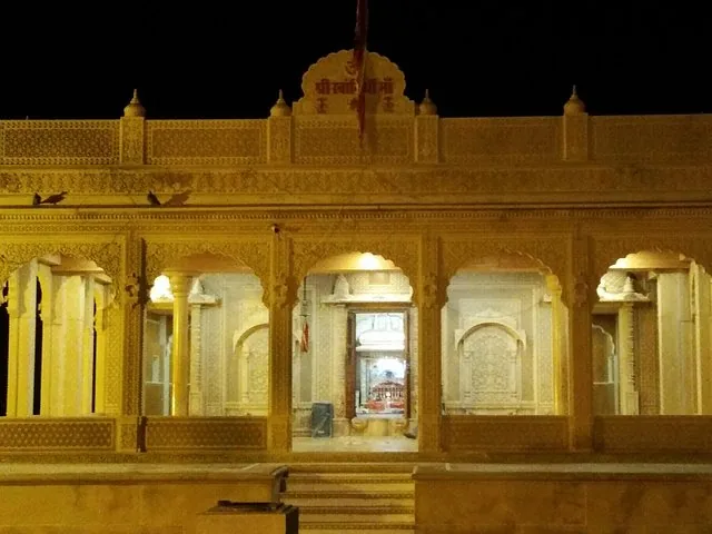 Beleuchtete Steintempelstruktur bei Nacht im Jaisalmer Fort