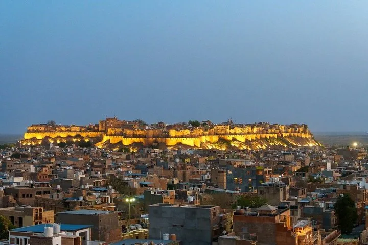 Panoramablick auf das beleuchtete Jaisalmer Fort, das die Skyline der Stadt dominiert